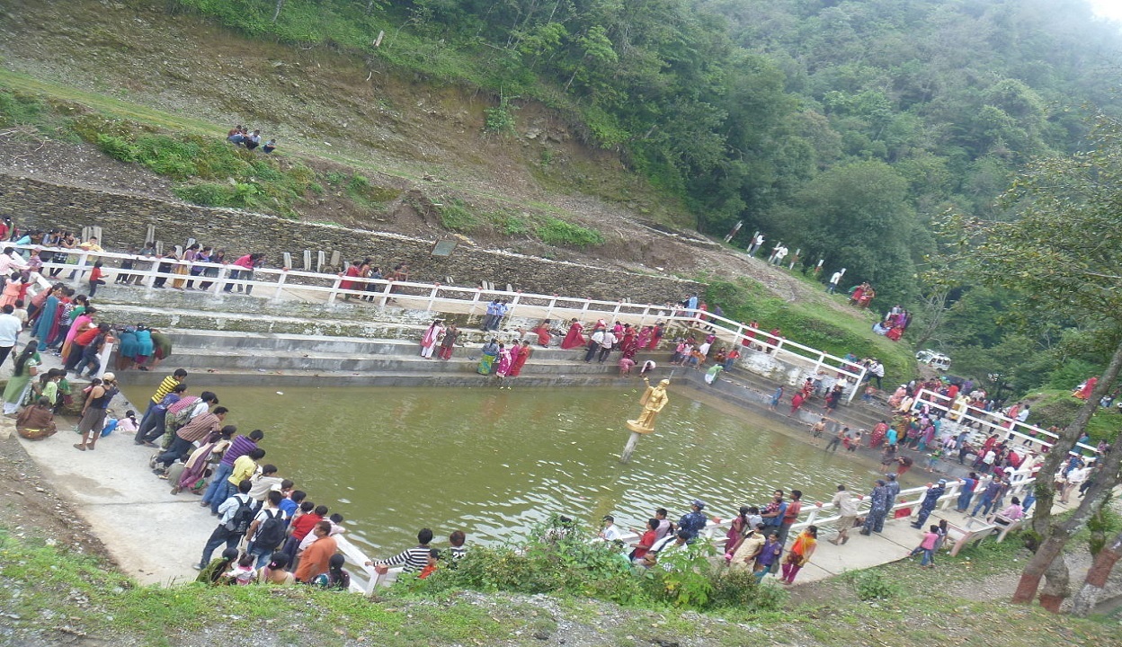 पर्यटकीयस्थल रेसुङ्गामा सिँढी निर्माण